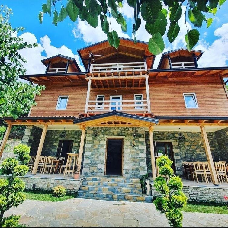 Bujtina Dini Hotel Rubik Екстериор снимка