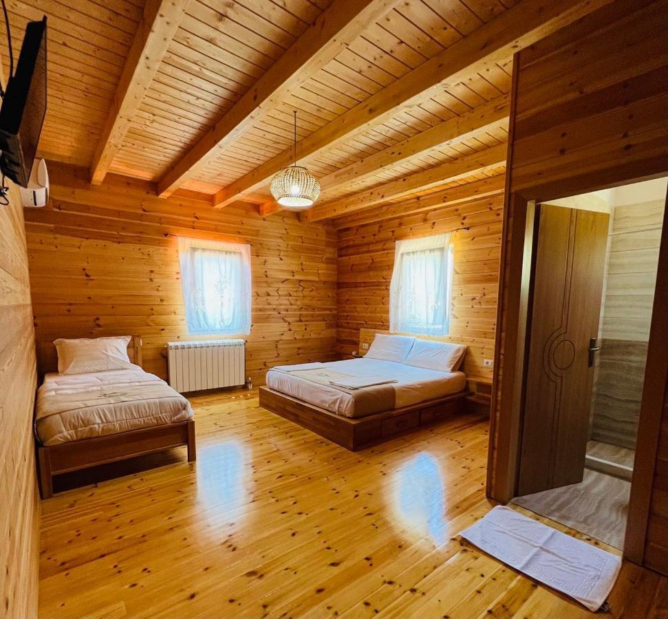 Bujtina Dini Hotel Rubik Екстериор снимка